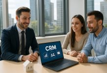 Agent immobilier rencontre clients dans un bureau moderne
