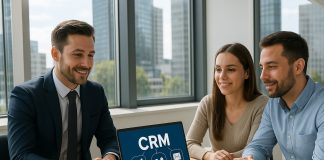 Agent immobilier rencontre clients dans un bureau moderne