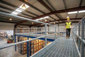 Mezzanine industrielle en acier dans un entrepôt professionnel avec rangements organisés sur deux niveaux