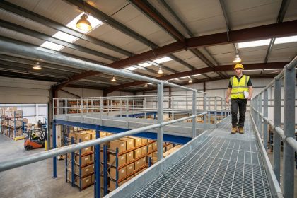 Mezzanine industrielle en acier dans un entrepôt professionnel avec rangements organisés sur deux niveaux